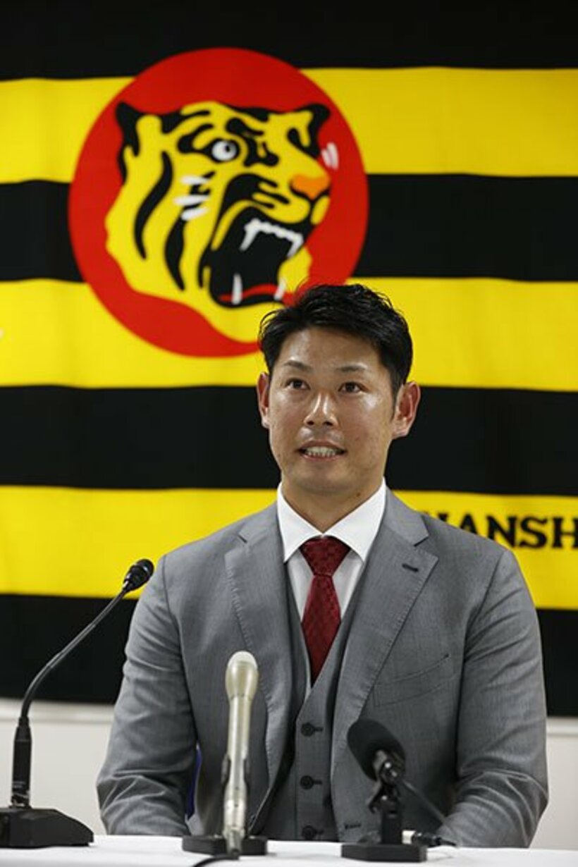  更改を終え会見した阪神・原口（代表撮影）