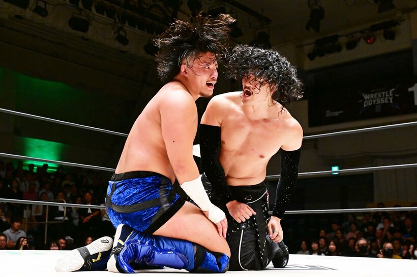 オオワダサン改め煌牙(左)と激しい攻防を見せたOZAWAだが…