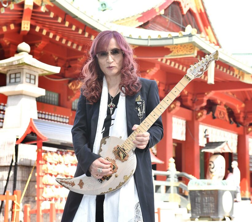 小説「特撮家族」のヒット祈願を行った高見澤俊彦（高見沢俊彦）