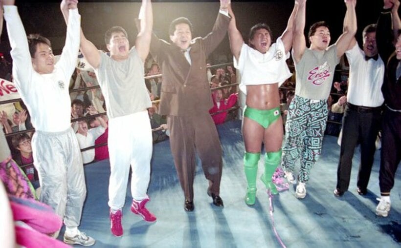  前田をリングに上げ、万歳三唱した船木（左から３人目）ら（１９９０年１２月１日、長野・松本運動公園体育館）