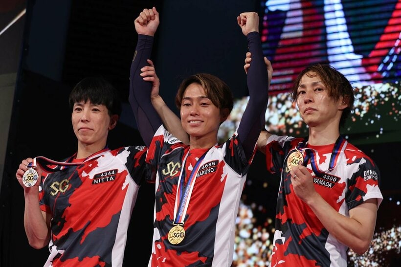 優勝した丸野一樹(中)を称える新田雄史(左)。右は山田康二