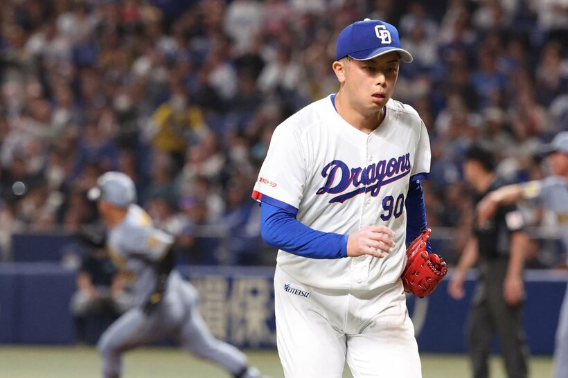 ９回に阪神打線に打ち崩され、リードを守れなかった中日・松山晋也(右)