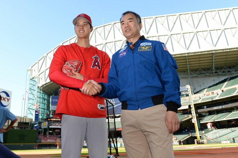 野口聡一氏（右）と大谷翔平（２０１８年）