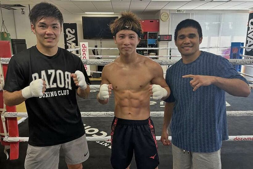 井上尚弥（中央）とスパーリング相手のマーロン・タパレス（右）、中野幹士（大橋ジム提供）