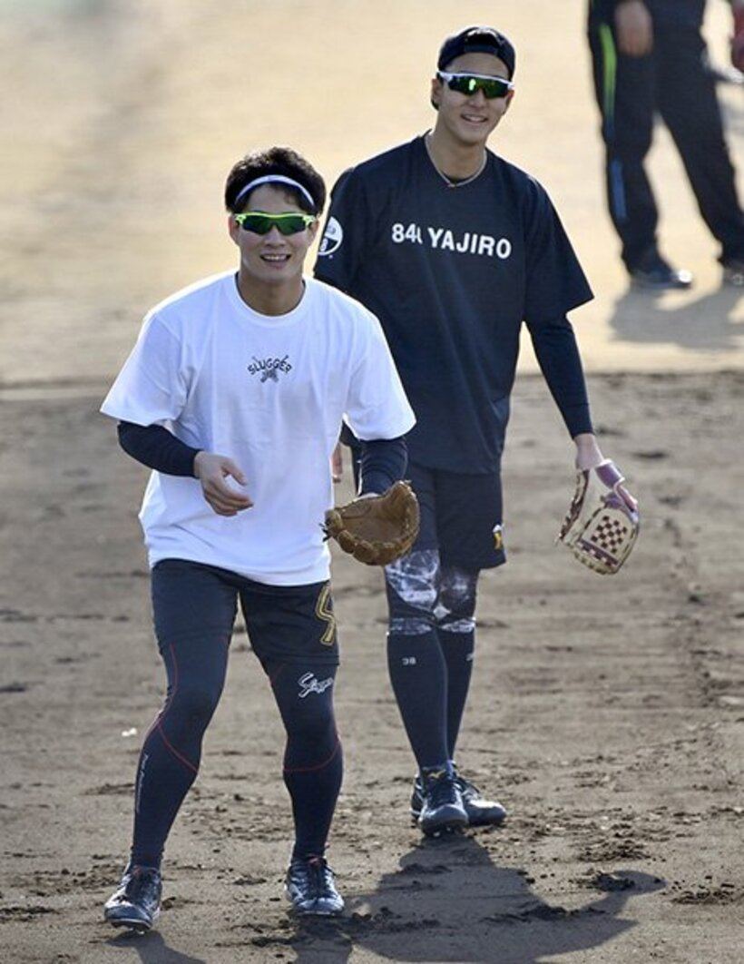  守備練習を行う小幡（左）と木浪