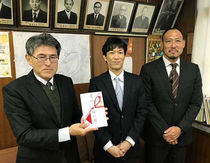  左から平本秀次校長、坂口周、龍田真陸上部顧問