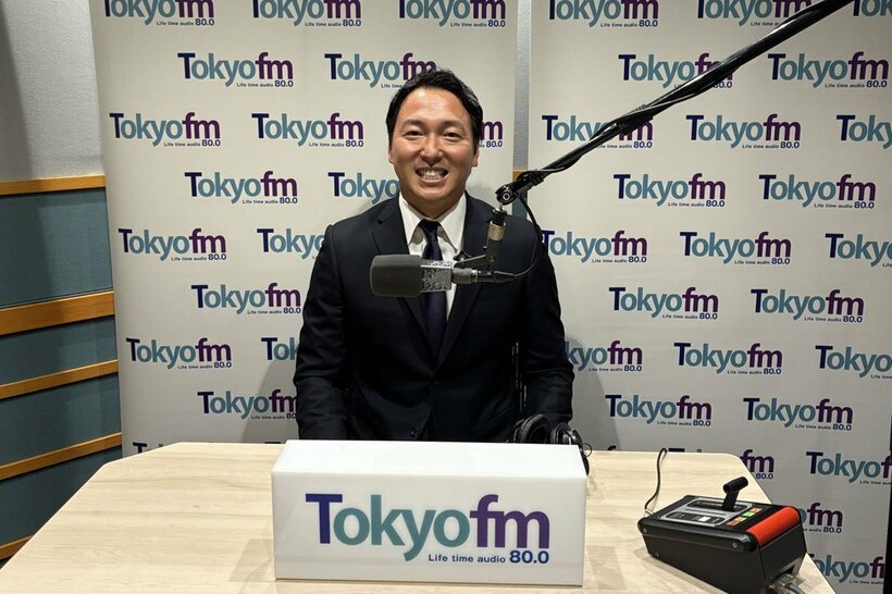 ラジオ収録後に写真撮影に応じた前巨人・長野久義氏