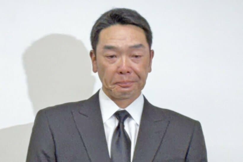 謝罪会見で涙をこらえる巨人前監督・阿部慎之助氏