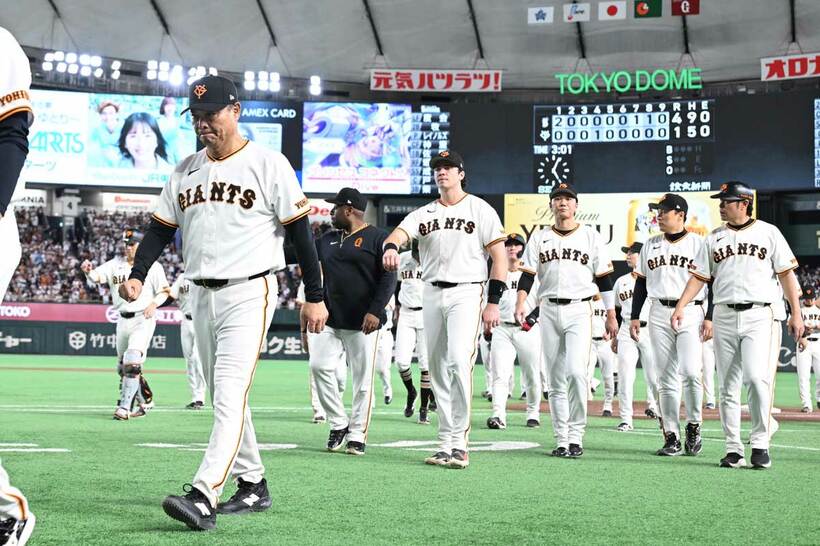 試合後、引き上げる橋上秀樹監督代行（左）