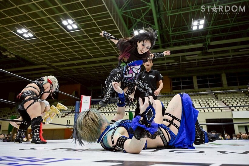 試合後、安納サオリを踏み付ける上谷沙弥（©スターダム）