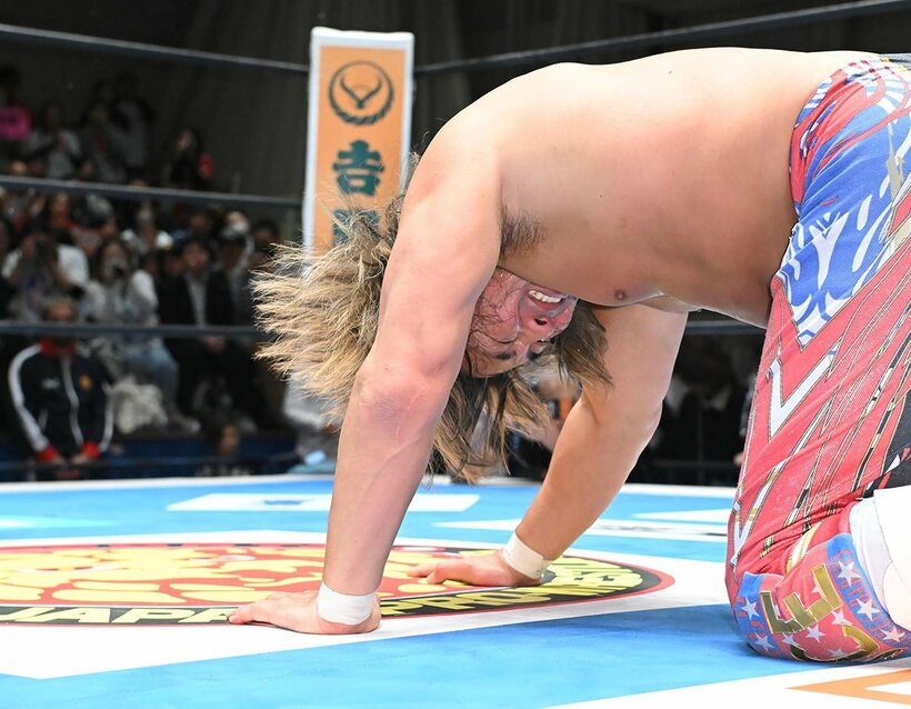 試合後、新日マークに手をついて頭を下げる棚橋弘至