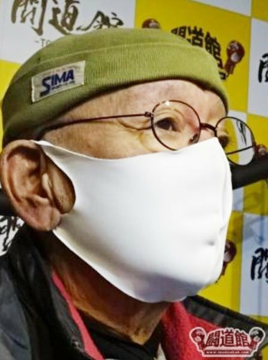  自ら手掛けたマスクを着用する豊嶋氏（闘道館提供）