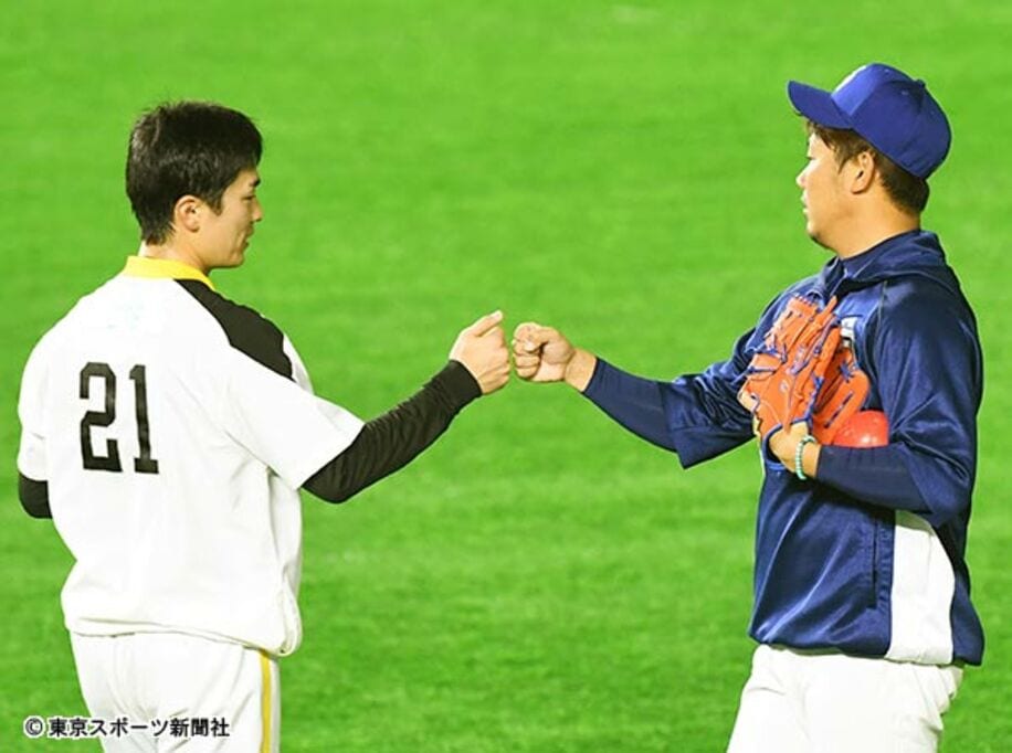  ２０１８年３月２０日、グータッチする和田（左）と中日時代の松坂。１４年ぶりの投げ合いは実現するか