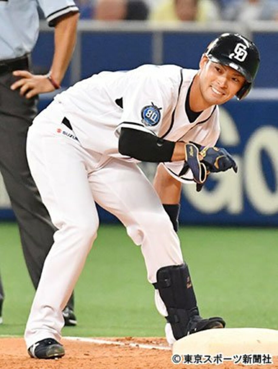 プロ初ヒットを打ち一塁ベース上で笑顔を見せる近藤弘基