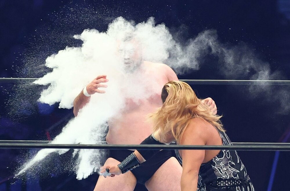 EVIL(手前)のパウダー攻撃を受けるウルフアロン