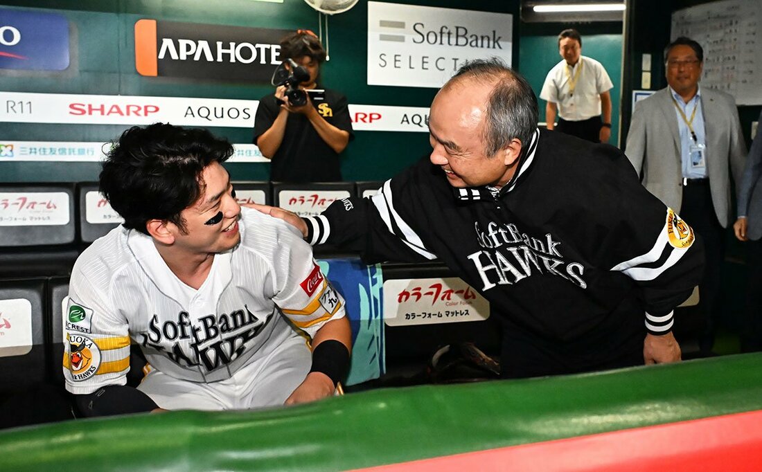試合後、観戦に訪れていた孫オーナー(右)にねぎらわれるソフトバンク・栗原陵矢