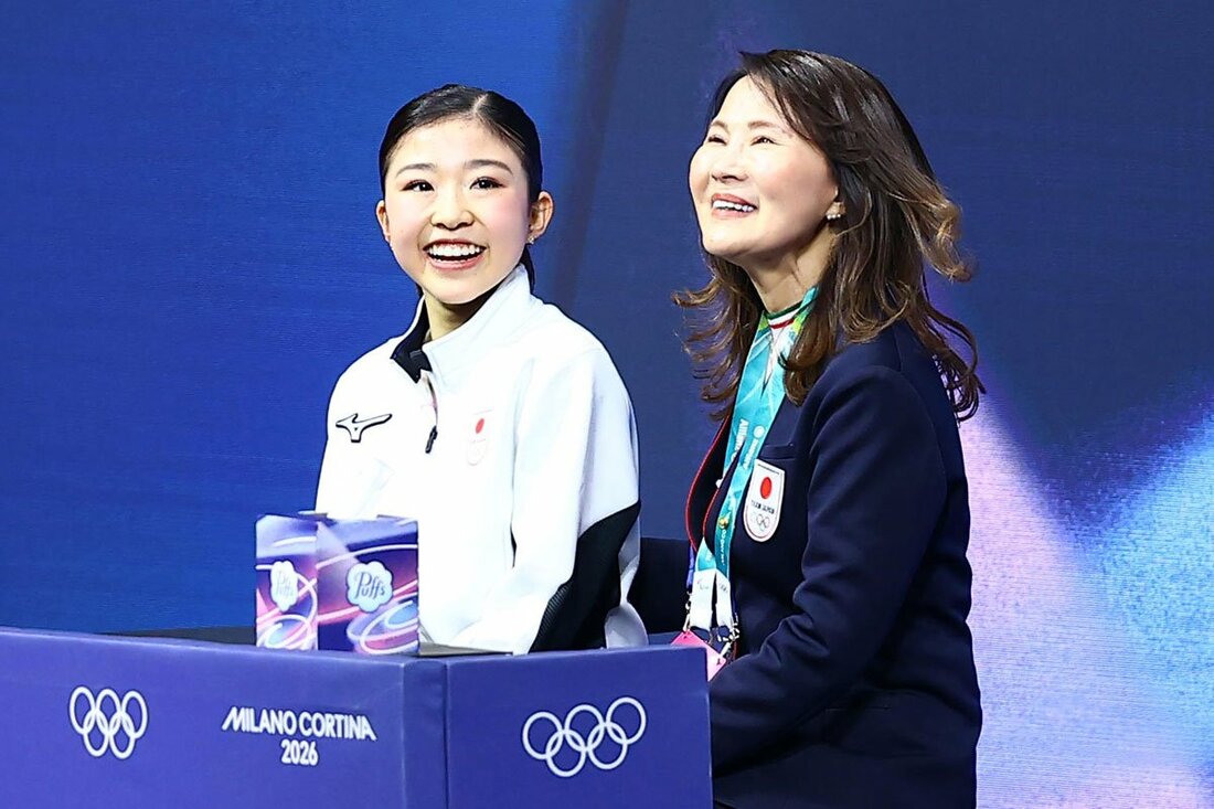 キスアンドクライで笑顔がはじける千葉百音(左)