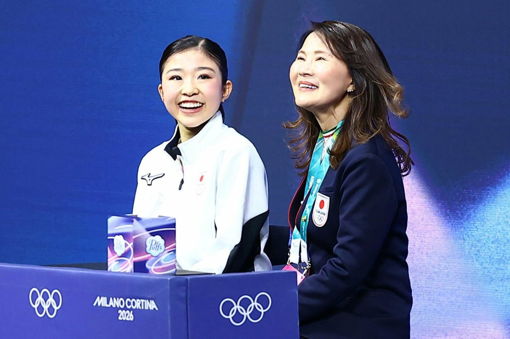 キスアンドクライで笑顔がはじける千葉百音(左)