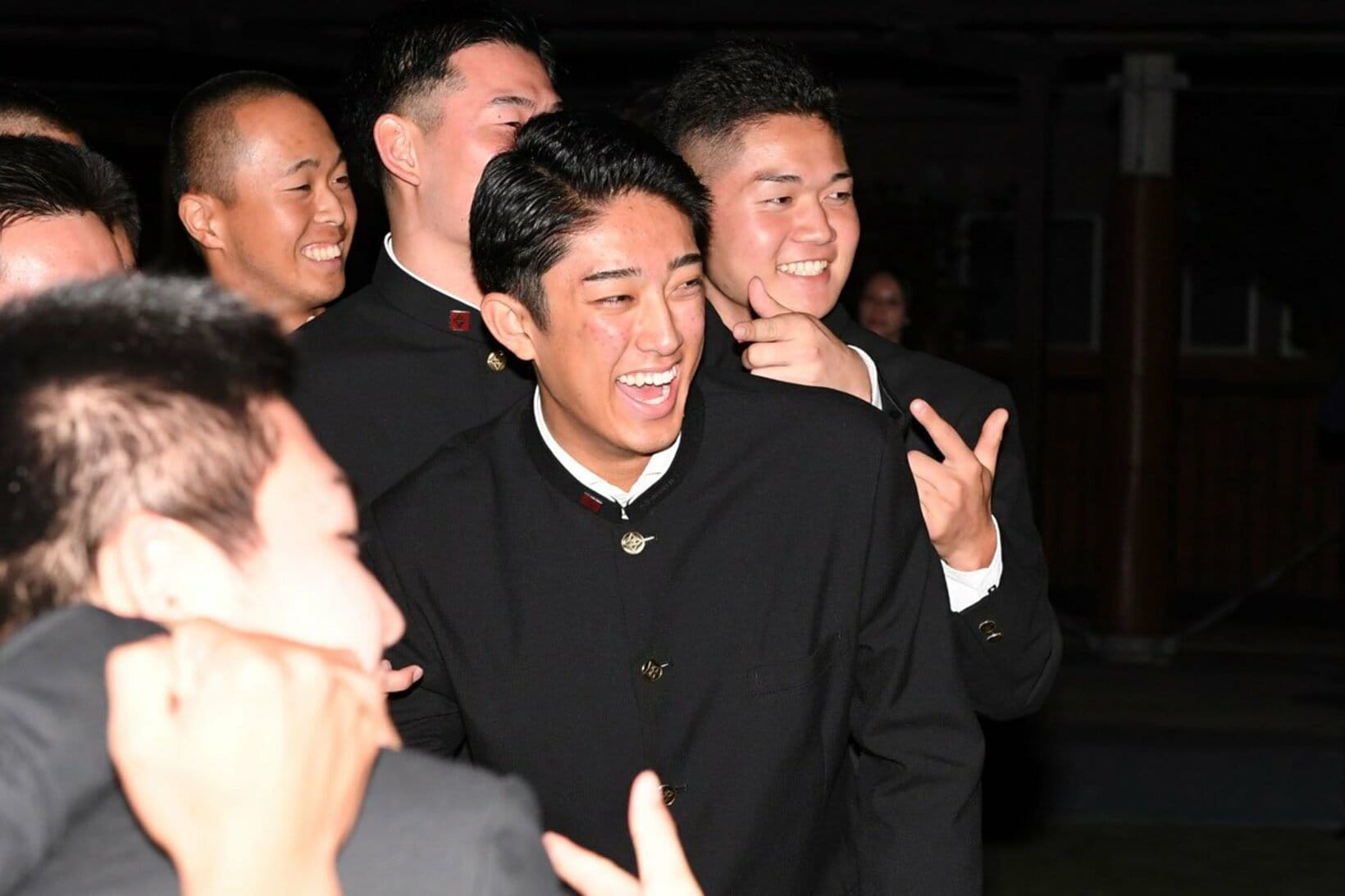 池田聖摩の指名を喜ぶ織田翔希（中）
