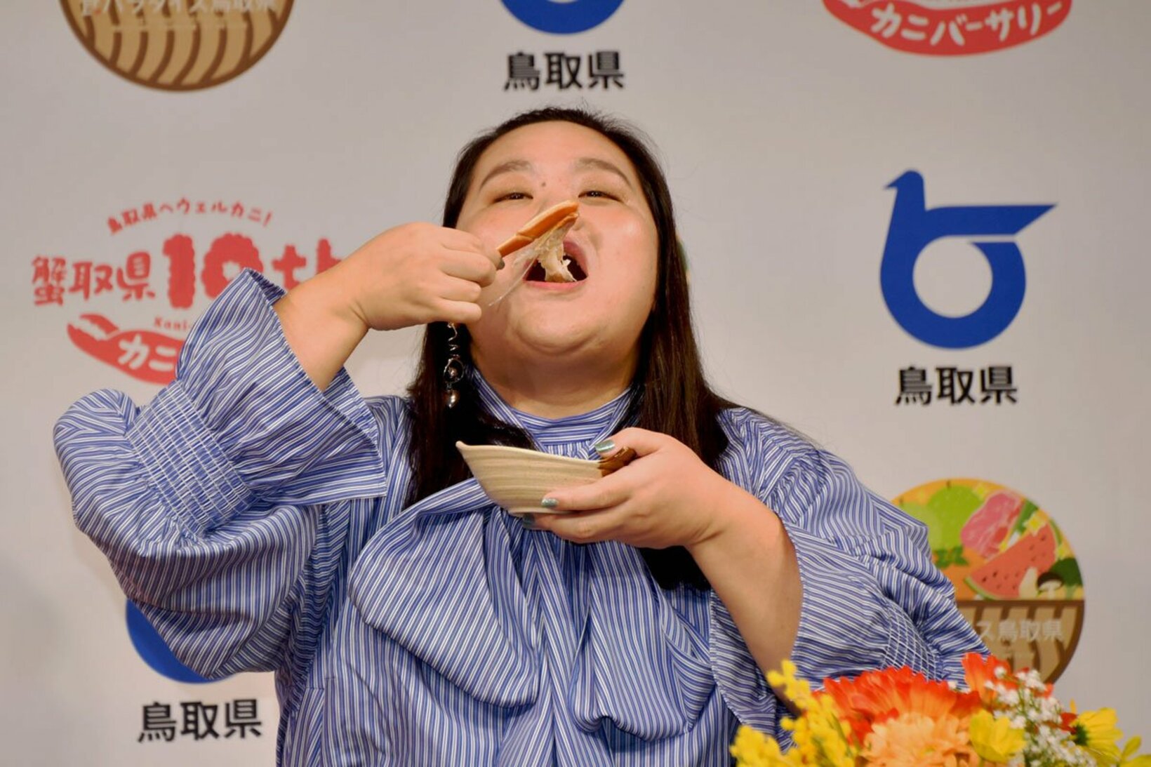 カニを頬張る田辺智加（ぼる塾）