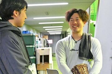 記者の取材に応じたソフトバンク・安徳駿(右)