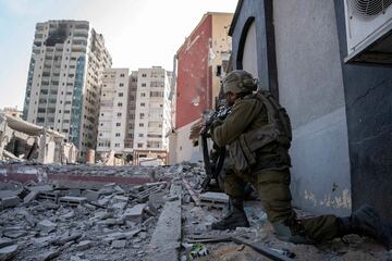 ハマスを攻撃するイスラエル軍兵士（ロイター）