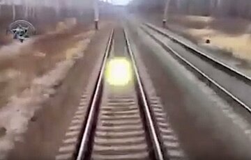  列車を追いかけてくる謎の発光体（ユーチューブから）