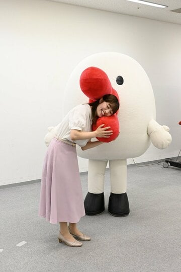 マスコットキャラクター・ハチエモンにかまれる柏原怜奈アナウンサー