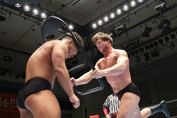 永井大貴(左)に椅子を叩きつけたゼイン・ジェイ