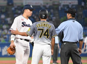  阪神ベンチに向かおうとするヤクルト・村上（左）を抑える審判と阪神・藤本コーチ