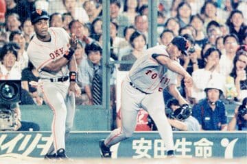 怒り心頭のガルベス（右）は審判に向けてボールを投げた