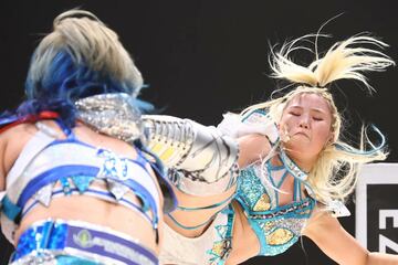 鋭いキックを放つビクトリア弓月