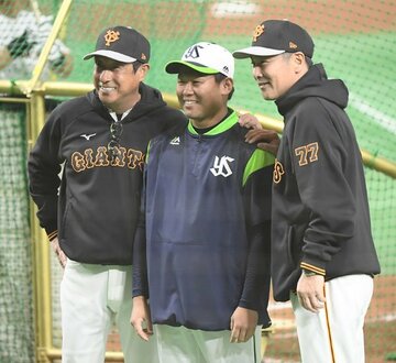  （左から）宮本投手チーフコーチ、田口麗斗、元木ヘッドコーチ