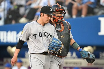 捕手・小林誠司(右)に声をかけられる巨人・赤星優志