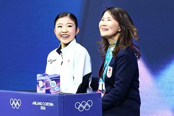 キスアンドクライで笑顔がはじける千葉百音(左)