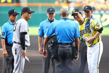 敵地・甲子園でも冷静な試合運びを見せている巨人・橋上監督代行(左)
