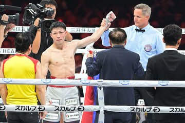 勝ち名乗りを受けるも、表情は微妙なユーリ阿久井政悟