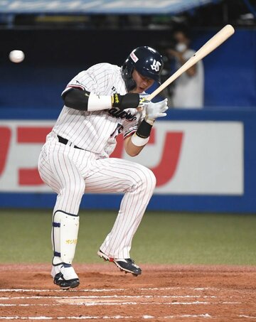  危険球を受けてしまったヤクルト・村上
