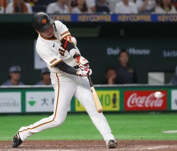 ７回二死満塁から、代打で走者一掃の逆転打を放った巨人・坂本勇人