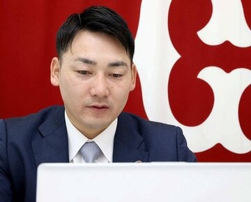 契約更改後、リモートで会見に臨んだ巨人・丸（球団提供）