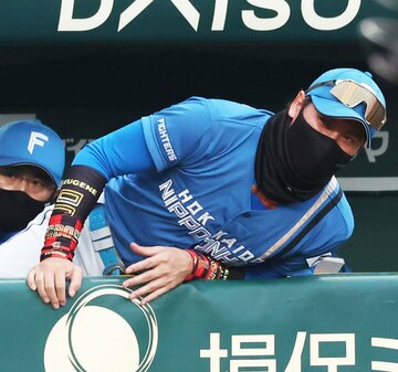  白旗の新庄監督（東スポWeb）