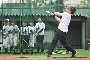 野球教室でバッティングを見せる松井秀喜氏