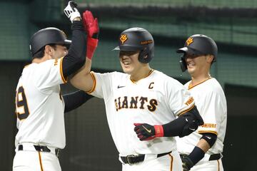 長良川球場で本塁打を放った岡本（中央）