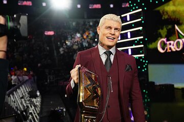 ロウに登場したコーディ・ローデスの鼻には絆創膏が…（©WWE）