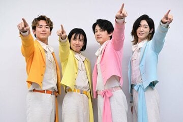 未来を指さす（左から）じん、おヨネ、ケンケン、サカイＪｒ．