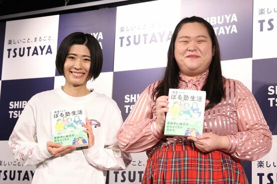出版記念トークイベント＆サイン会に出席した酒寄希望（左）と田辺智加