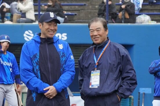 伊原春樹氏と談笑するDeNA・相川亮二監督
