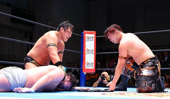 ウルフアロン(左)完敗。勝利の藤田晃生はチャンピオンベルトを自分の方に引き寄せた