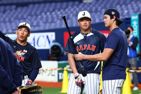 京セラドーム大阪で2日からの強化試合に向けて調整した侍ジャパンの(左から)吉田正尚、村上宗隆、大谷翔平