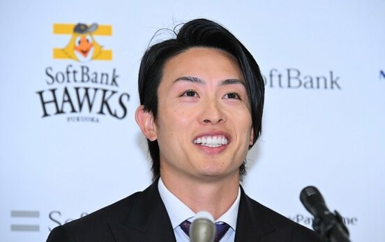 笑顔で会見する周東佑京